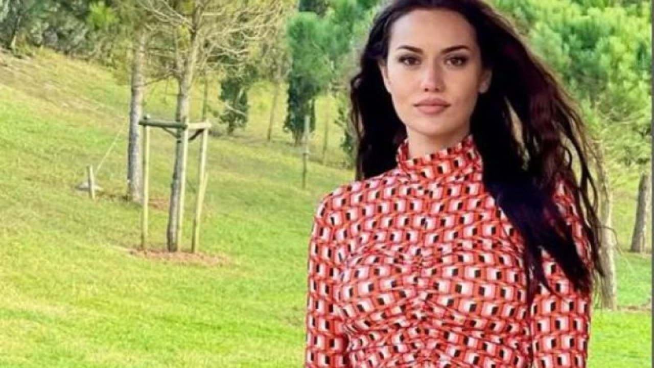 Fahriye ve Burak çifti tatilde! Fahriye Evcen plaj tarzıyla büyüledi! Bikini modasına yön verecek tarzı…