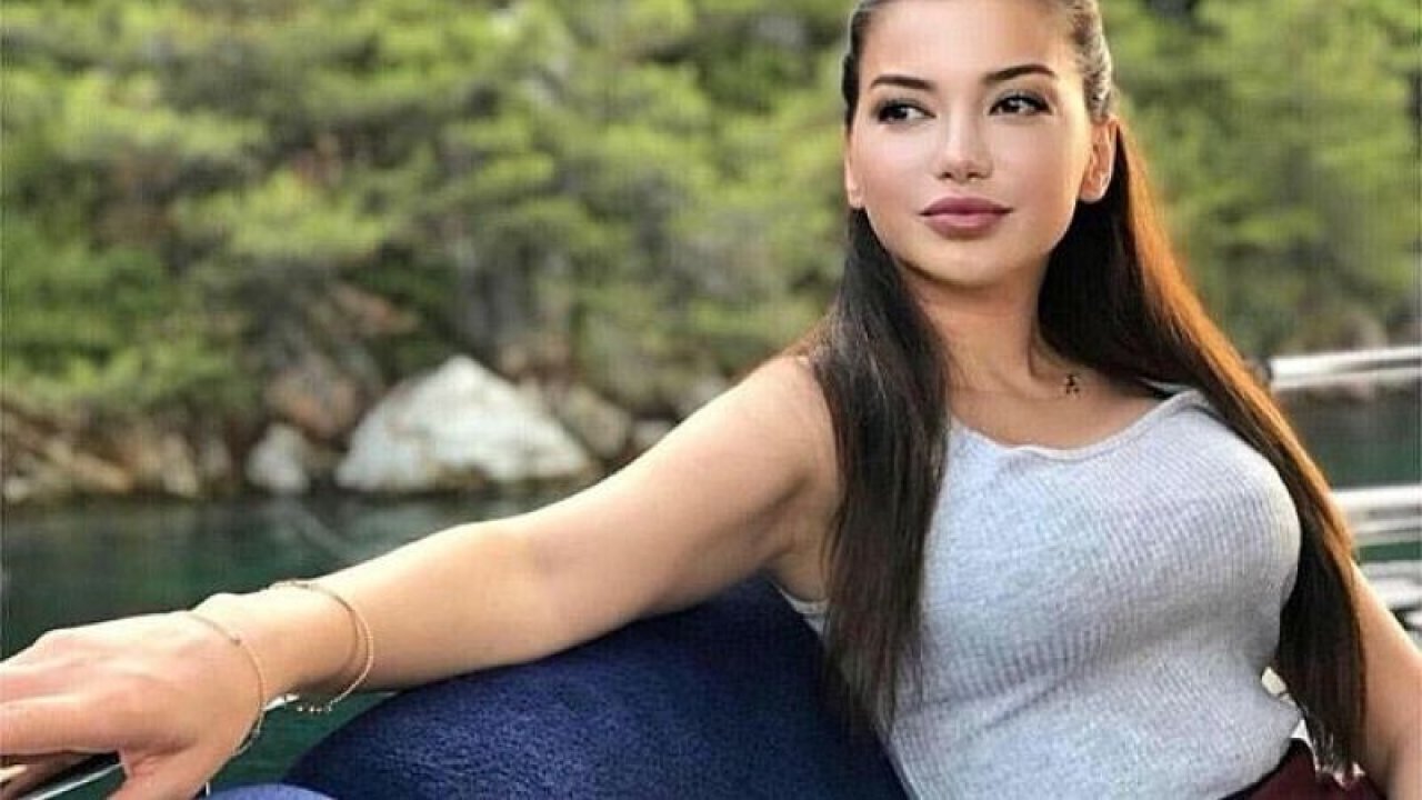 Partnerlerin bikinili sosyal medya beğenileri çileden çıkardı! Esra Ezmeci'den tavsiye gecikmedi: “Başka bir yol deneyin!”