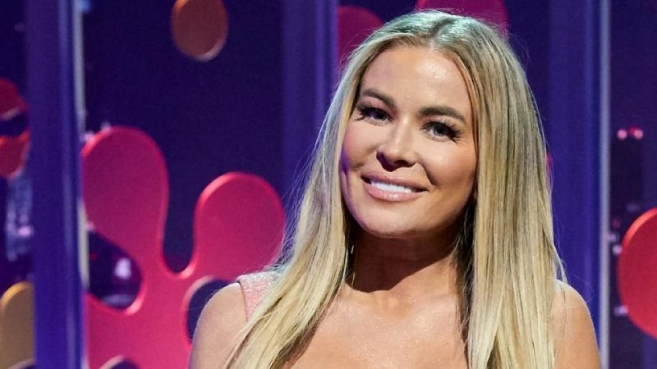 51 yaşındaki Carmen Electra genç kızları kıskandırdı! İç çamaşırlı yeni reklamıyla formda vücudunun her kıvrımını sergiledi!