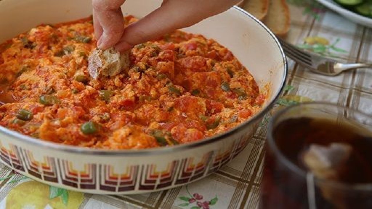 Menemenin lezzetini 10 kat katlayacak müthiş yöntem! İçine 2 kaşık eklemeniz yetiyor...