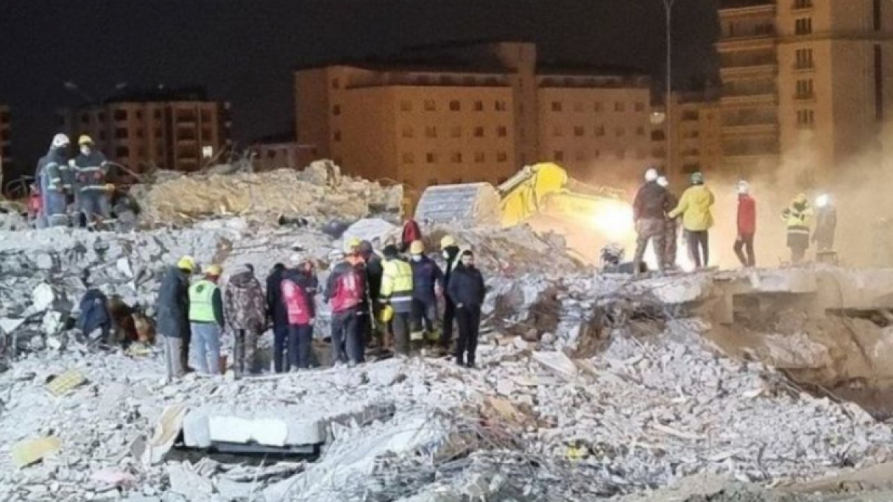 Gaziantep'te Pamukkale Sitesi A Blok'ta 25 Kişi Ölmüştü... Gaziantep'te 25 kişinin öldüğü apartmanda projeye uyulmamış