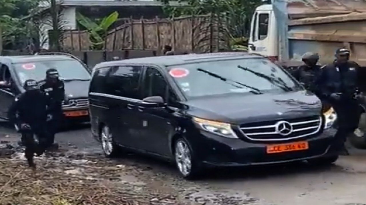 Mbappe'ye Kamerun'da, ağır silahlı korumalar ve zırhlı araç konvoyu ile babasını ziyaret etii