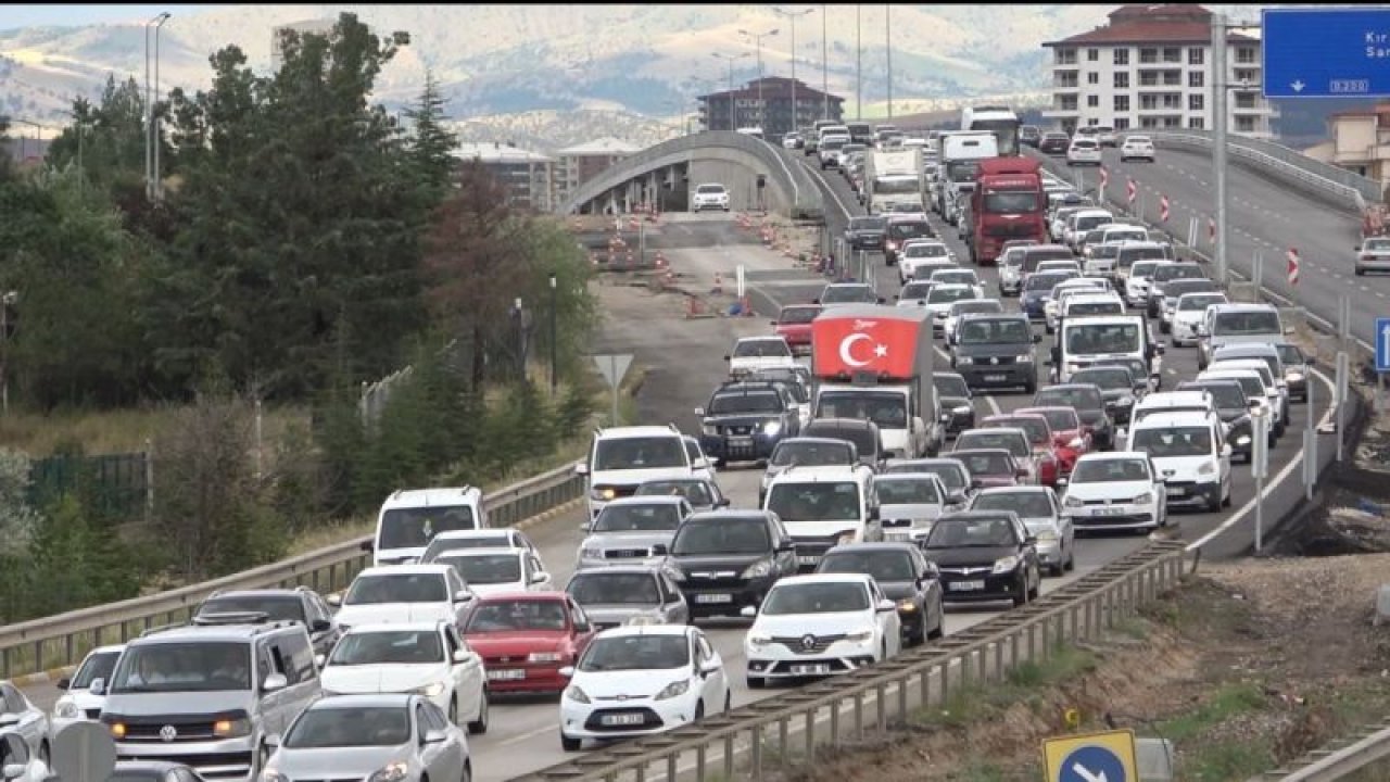 43 ilin geçiş güzergahında Trafik Resmen TARUMAR OLDU! Kazalar peş peşe geldi, 8 yaralı