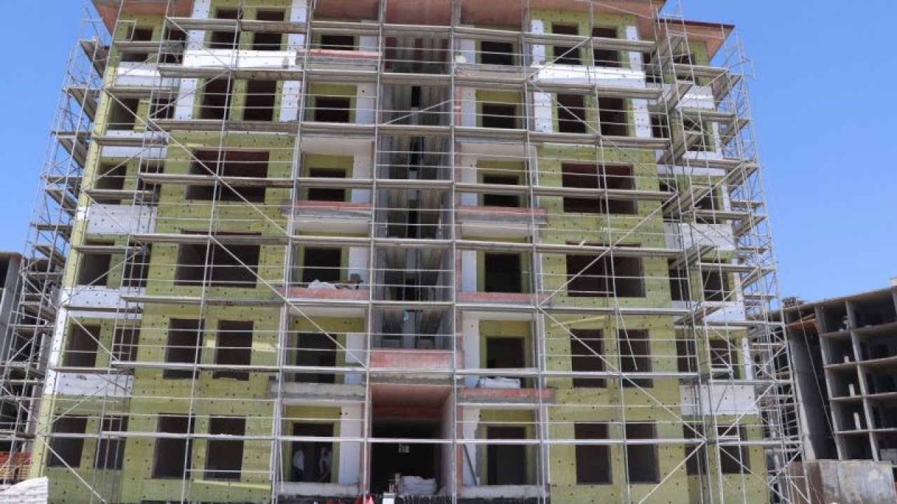 Gaziantep'in İslahiye ilçesi'ndeki deprem konutlarında bloklarda dış cephe çalışmaları yapılıyor