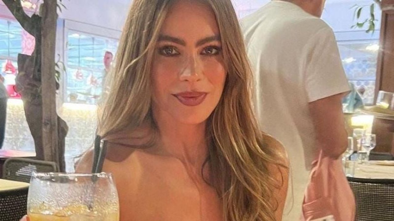 Sofia Vergara 30 milyon kutlamasını yeşil mayosuyla yaptı! Etkileyici pozlarıyla nefes kesti… Kim der 50 yaşında diye?