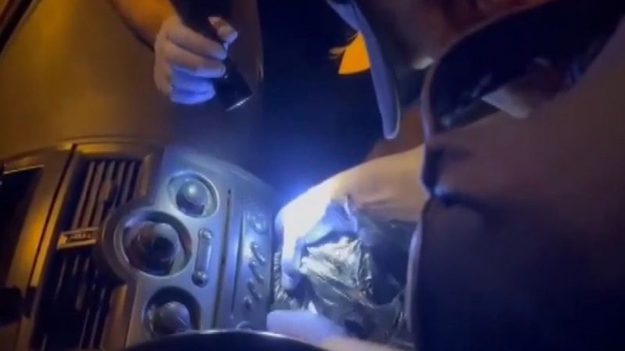 Gaziantep'te şüphe üzerine durdurulan aracın teyp kısmından uyuşturucu çıktı