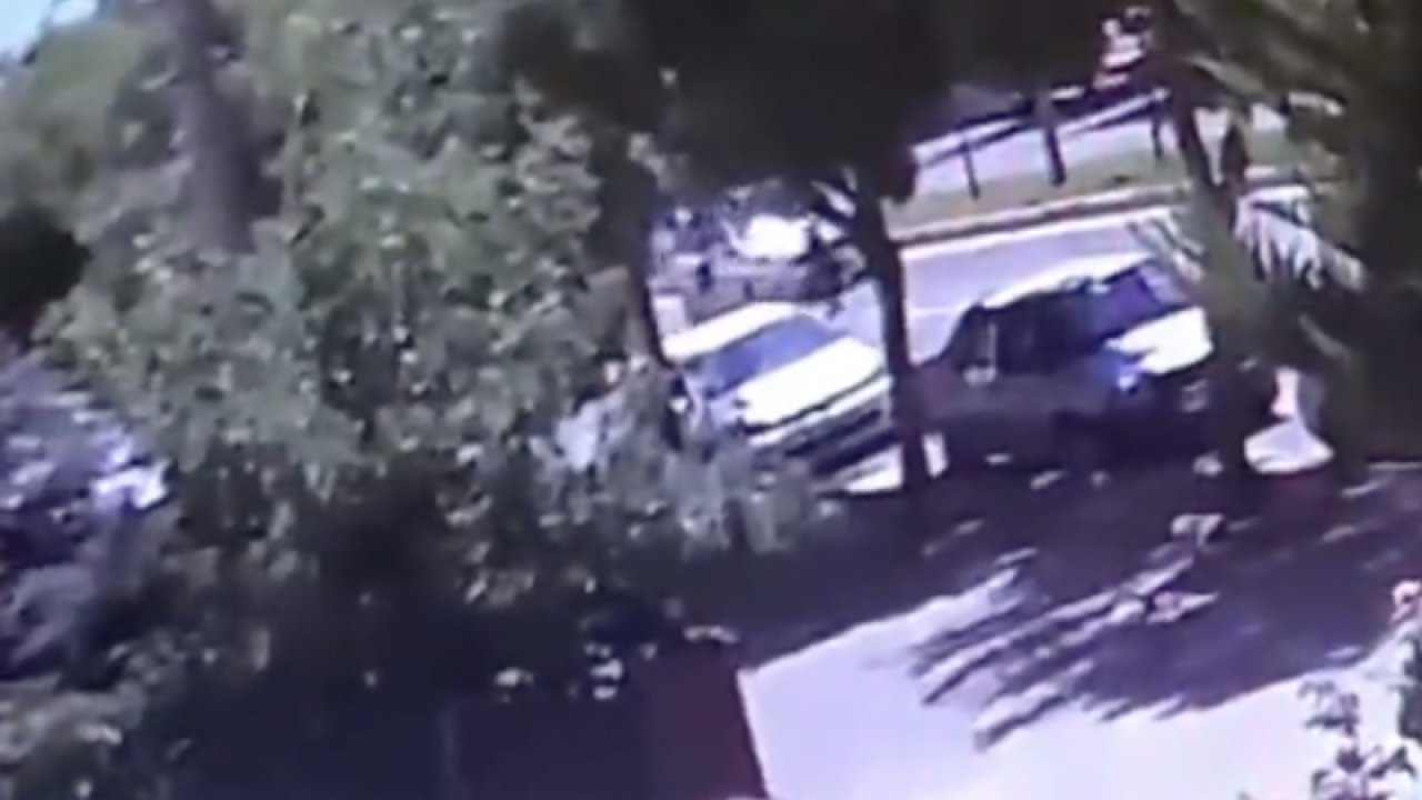 Gaziantep'te karşıdan karşıya geçmeye çalışan genç bir kıza hafif ticari araç çarptı... O Anlar kamerada
