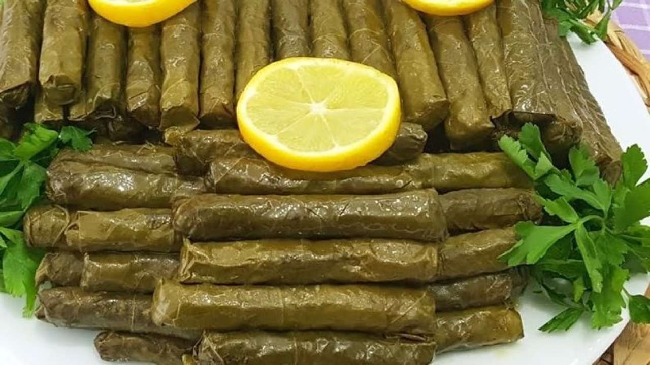 Anne usulü yaprak sarması.. Kararmıyor ve dağılmıyor. Sırrı ise çok basit