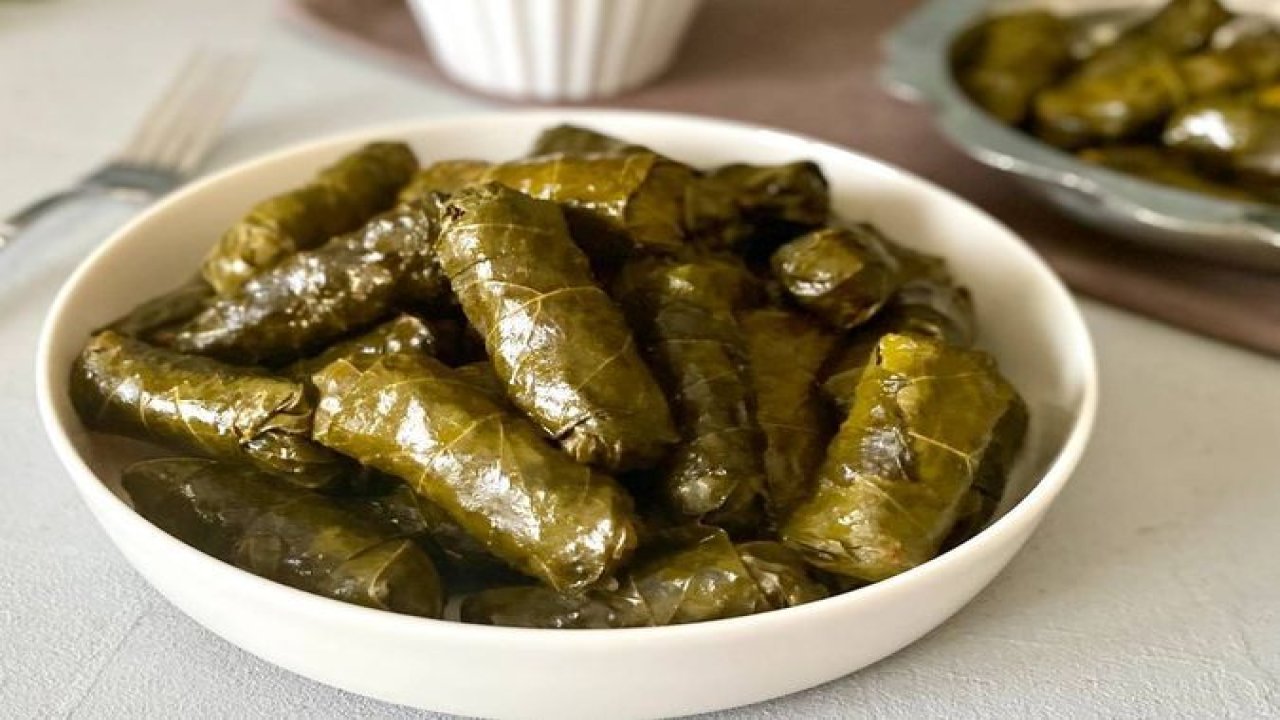 Yaprak sarma böyle pişirilirse kalem gibi oluyor ve dağılmıyor! İşin tüyosunu İzmirli aşçı verdi...