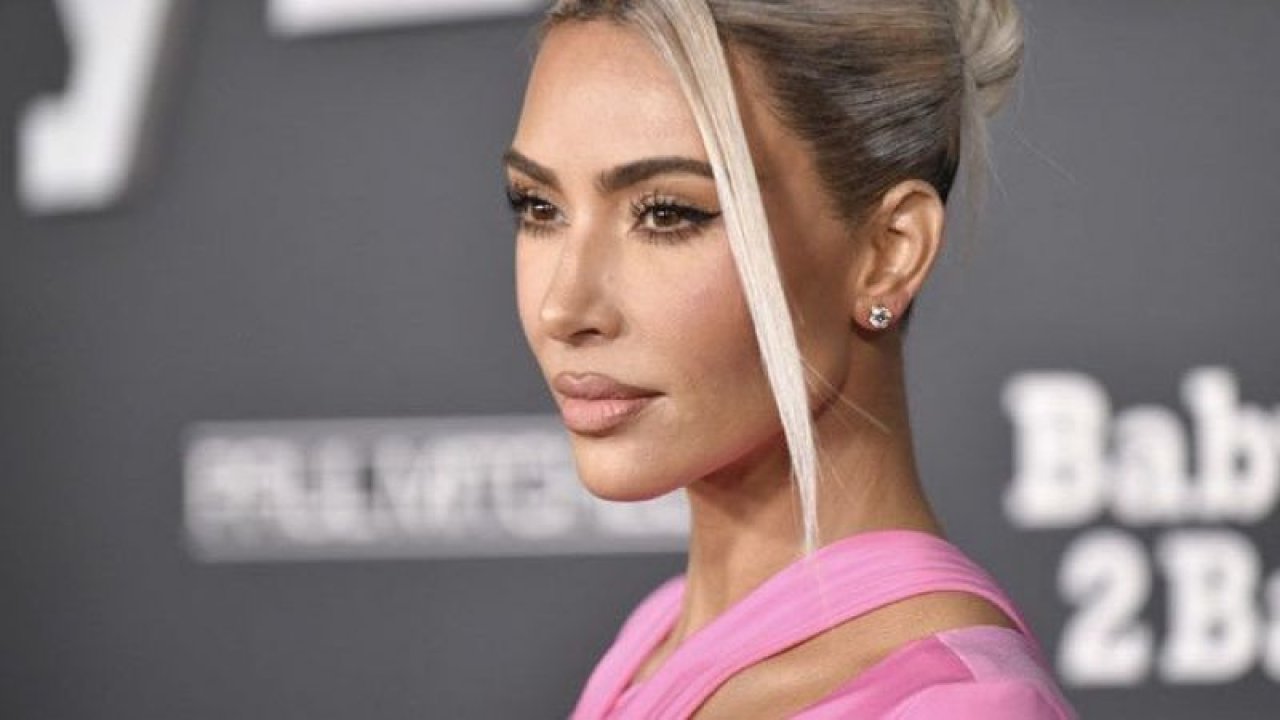 Kim Kardashian yine minicik bikini tercih etti! Her kıvrımı belli oldu! Şezlongda tüm marifetini gösterdi! 2 milyon beğeniyi kaptı….