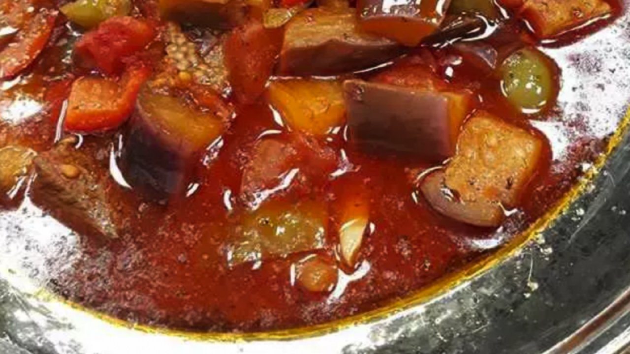 Gaziantep'in eşsiz lezzeti Antep Usulü Doğrama'nın (Dorgama) yapılışı... Gaziantep usulü Patlıcan Doğrama, muhteşem lezzetiyle sofranızı şenlendirecektir.