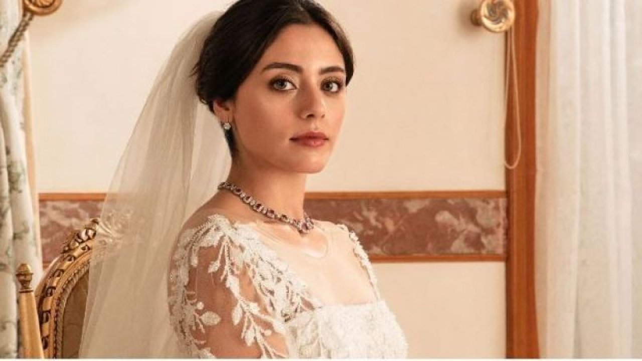 Kızılcık Şerbeti'nin Doğa'sı Sıla Türkoğlu aşka geldi! 10 yaş büyük sevgilisi Alp Navruz ile romantik şezlong pozları…