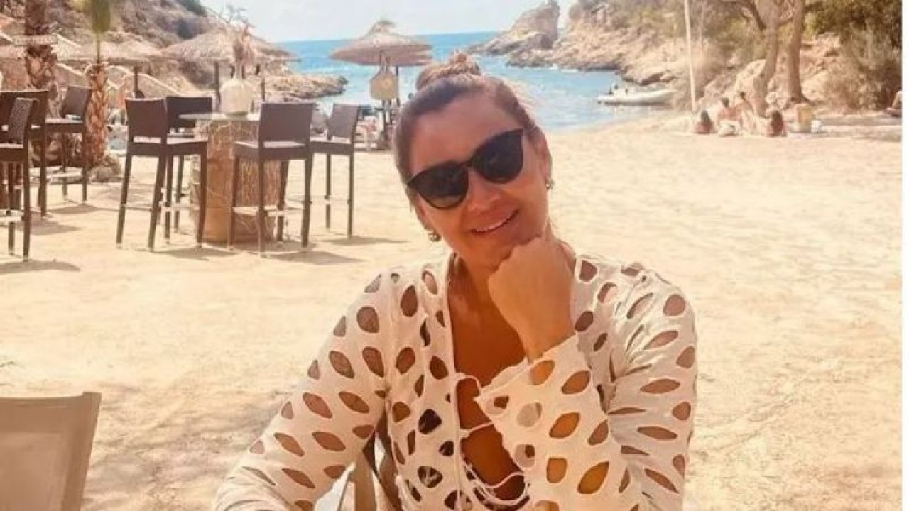Pınar Altuğ düğün pozuyla hayranlarını büyüledi! Derin dekoltesiyle çok cesur! Omzundaki dövmeye yorum gecikmedi!