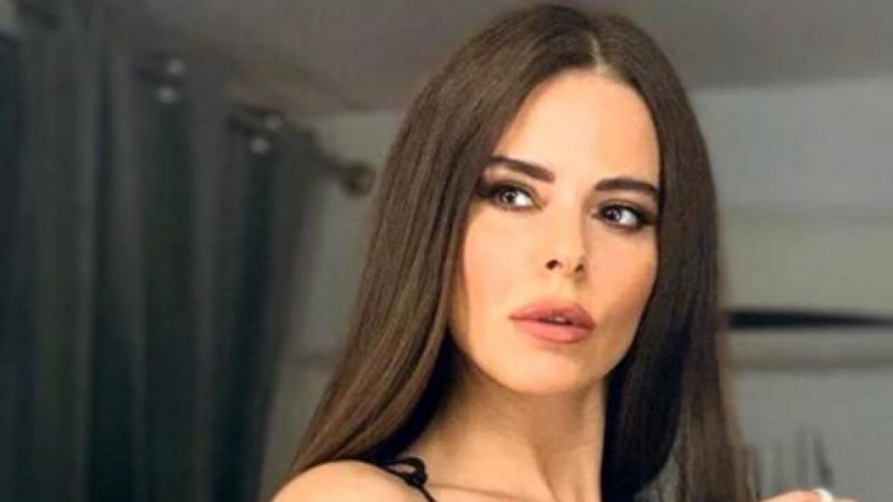 Simge Sağın’ın sahne kostümü Rio karnavalı dansçılarına benzetildi! “Yılbaşı süsleri boşa gitmemiş”