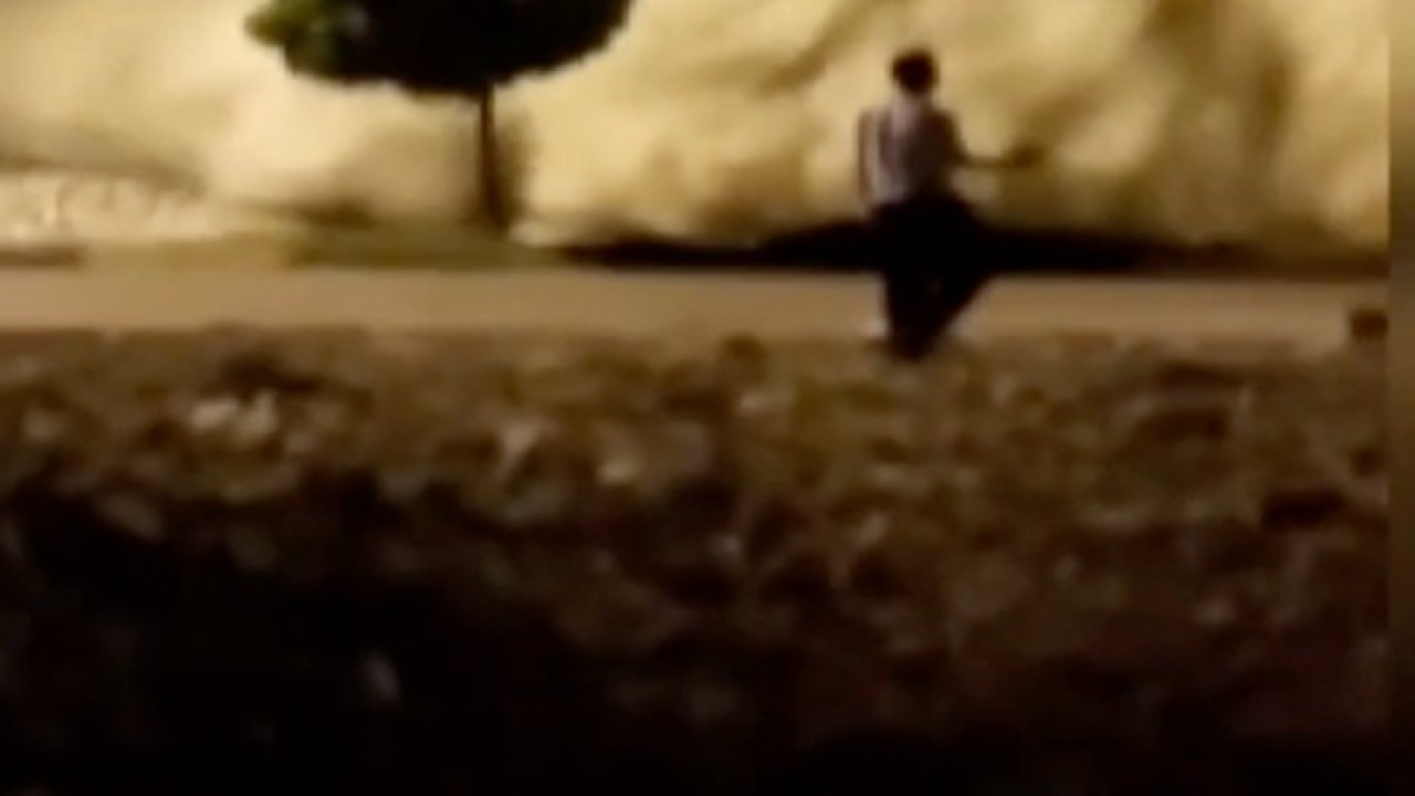 Gaziantep İslahiye'de Deprem'de Hasar Alan 6 Katlı Bina Çöktü... Binanın çökmesiyle etrafı toz bulutu kapladı. İŞTE O ANLAR