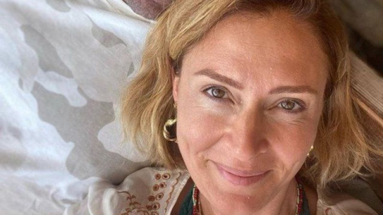 8 senelik evliliği 15 dakikada biten Ceyda Düvenci’den yeni mesaj! Dövmesini paylaştı! Herkes ne anlama geldiğini aramaya başladı: “Hakuna Matata”