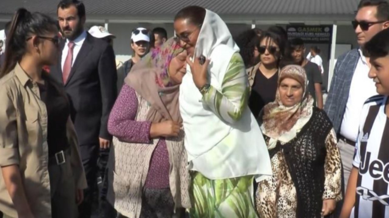 Suudi Prensesi Lamia Bint Majid Al Saud, Gaziantep'in Nurdağı İlçesi'nde depremzedelerle bir araya geldi