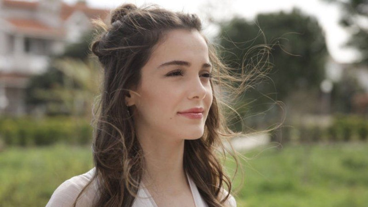 Sütyensiz “eksik kumaş” polemiği! Hafsanur Sancaktutan’ın Paris sokak tarzı, sosyal medyayı birbirine kattı! “Kumaşa para mı yetmedi?”