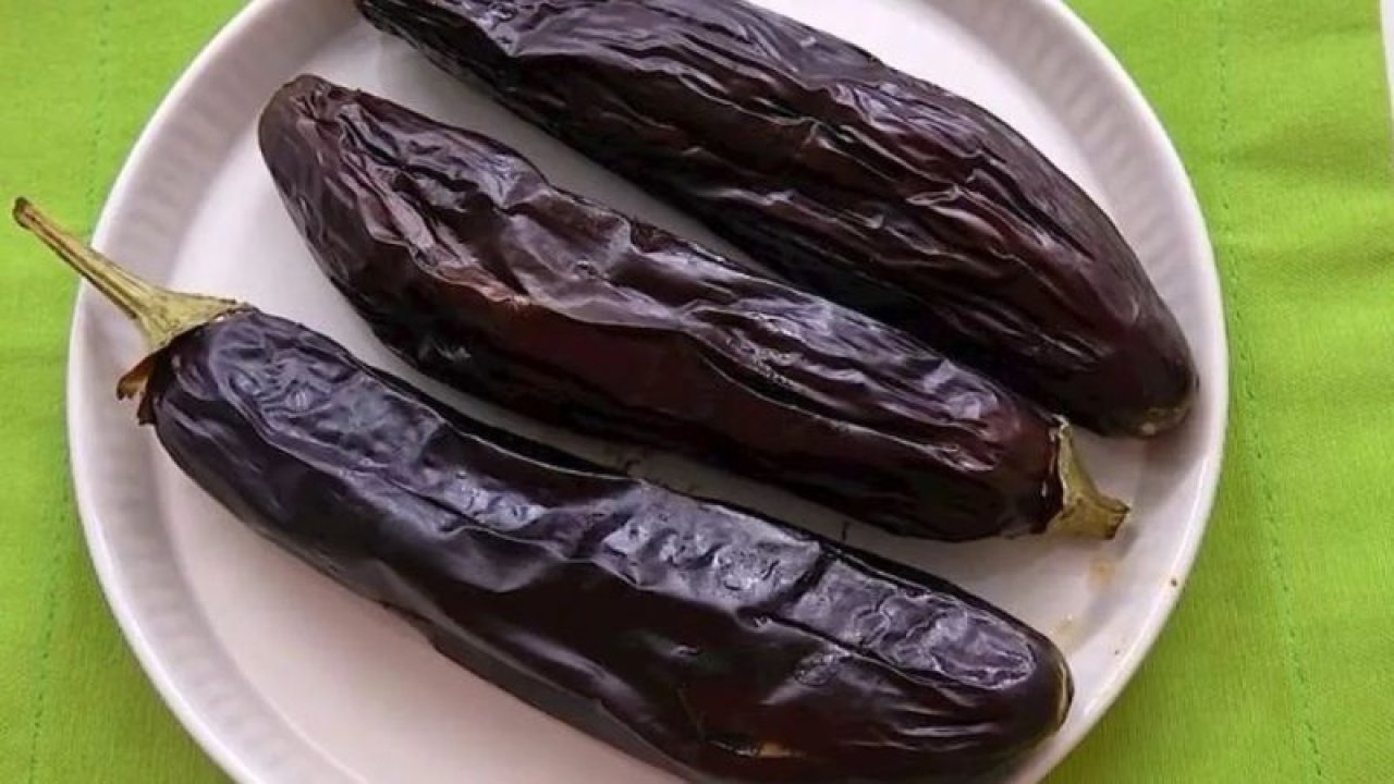 Patlıcan közlerken patlıcanın sert kalmaması için böyle yapın. Patlıcan yumuşak oluyor ve suyunu hapsediyor