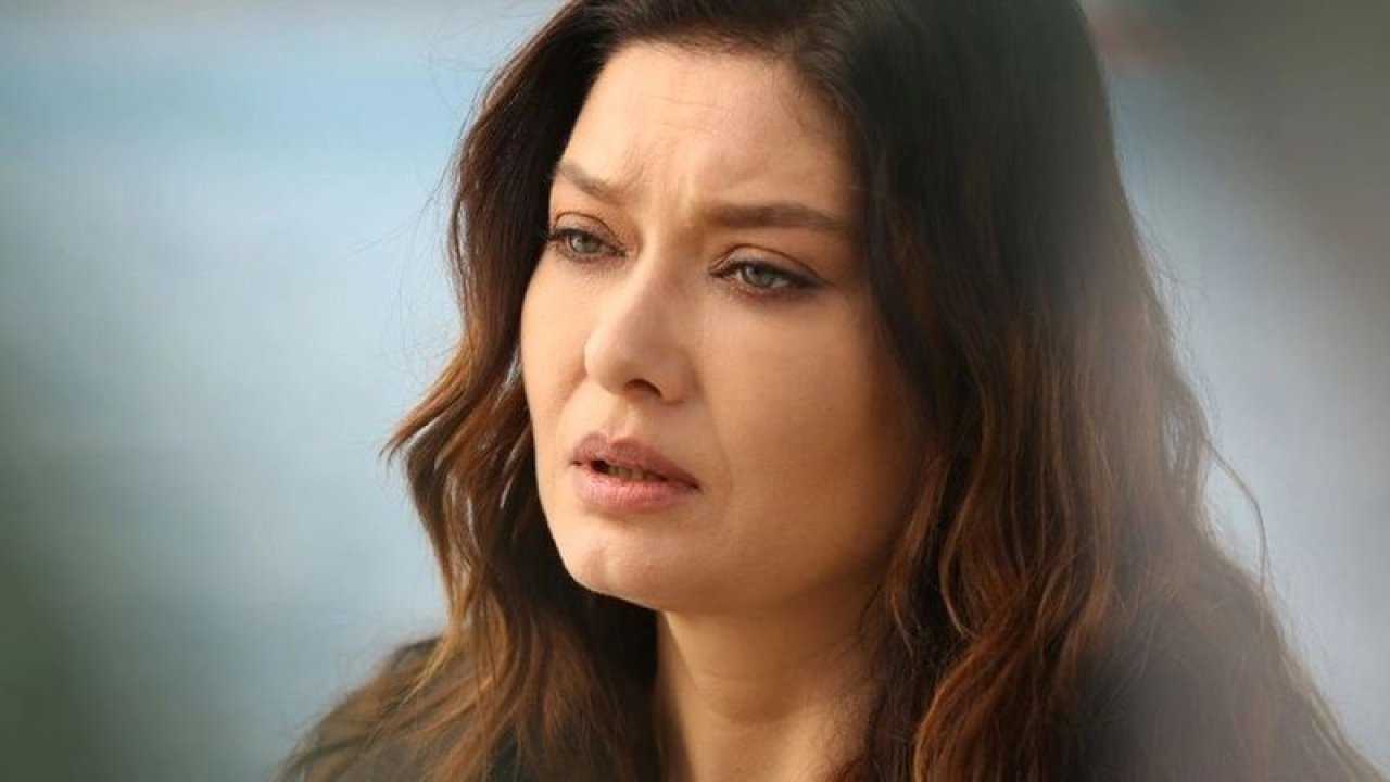 Nurgül Yeşilçay Sevgilisi Necati Kocabay’ı öpücüklere boğdu! Lüks teknede aşk pozu geldi! 47 yaşındaki Yeşilçay’ın fit hali gözden kaçmadı!