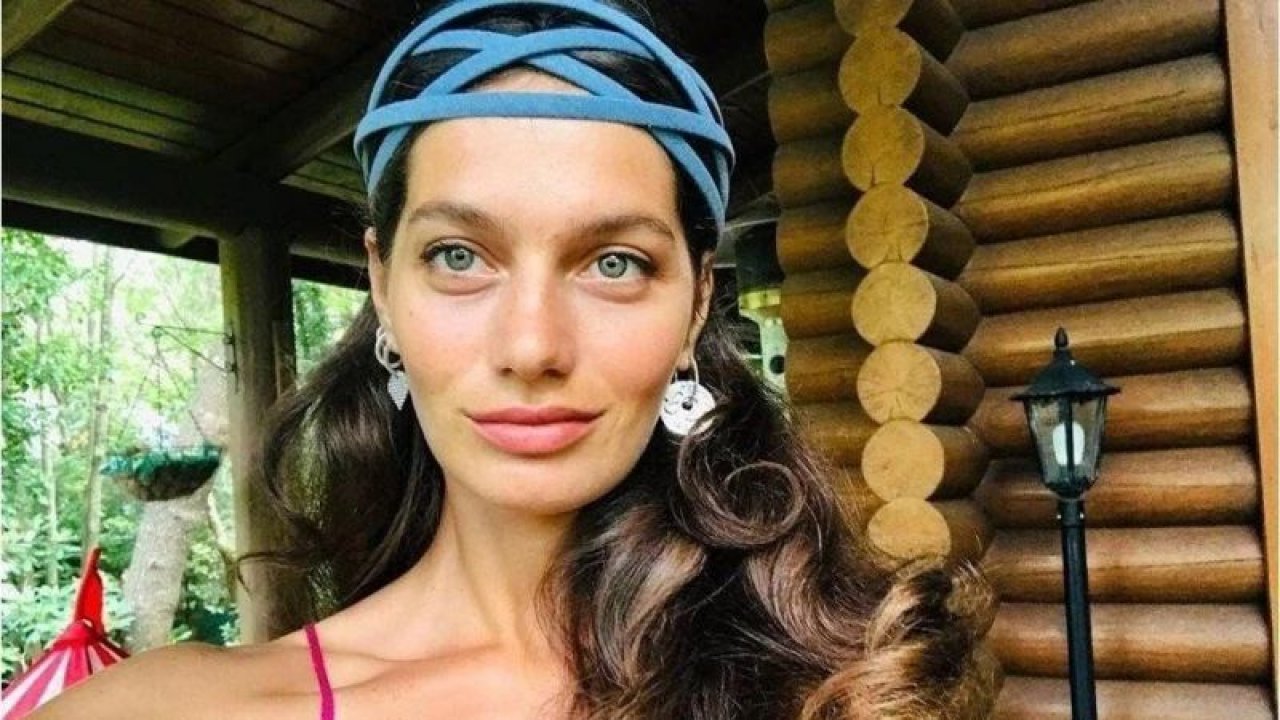 Gülcan Arslan marka için üstsüz suya girdi! Elleriyle göğüslerini kamufle ettiği o pozlarla manşet oldu!