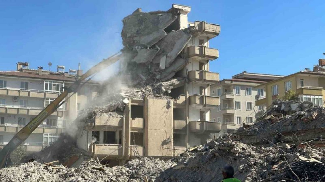 Gaziantep’te ağır hasar gören binaların yıkım çalışması sürüyor