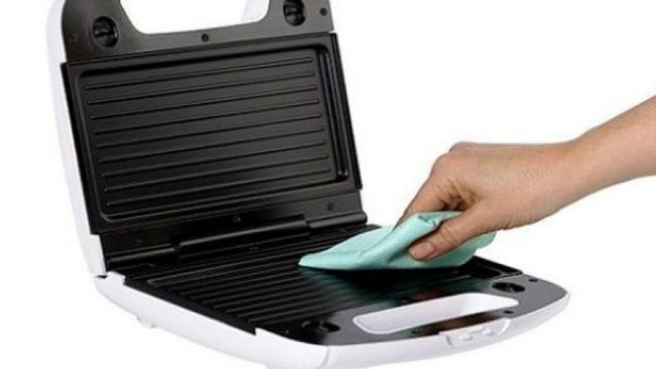 Tost Makinesindeki Yanıklara Kesinlikle Kimyasal Sürmeyin! Doğal Yöntemlerle Gıcır Gıcır Tost Makinesi İçin...