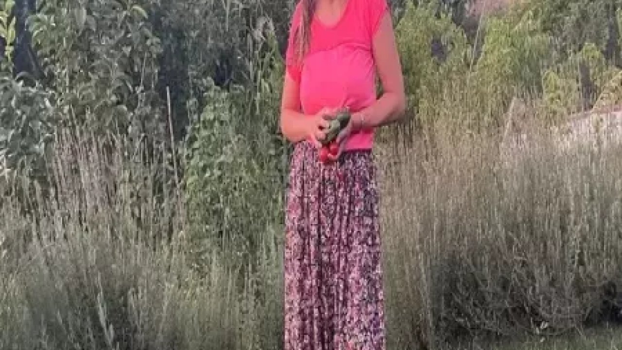 Ünlü oyuncu Burcu Kara’nın köy tarzı herkesi şaşırttı! Köy evinde doğayla kucaklaşan şalvarlı halini görenler beğeni butonunu çökertti