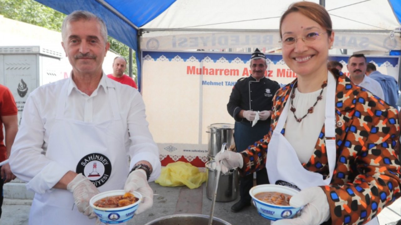 Milletvekili Bakbak ve Başkan Tahmazoğlu vatandaşlara aşure ikramında bulundu