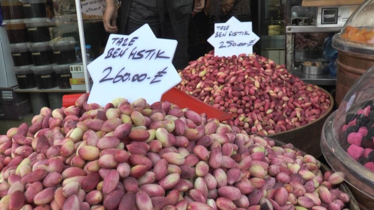 Gaziantep’te "yeşil altın" olarak bilinen Antep fıstığı, tezgahlardaki yerini aldı. Geçen sene 130 liraydı yaş fıstığın kilosu bu sene 280 Lira