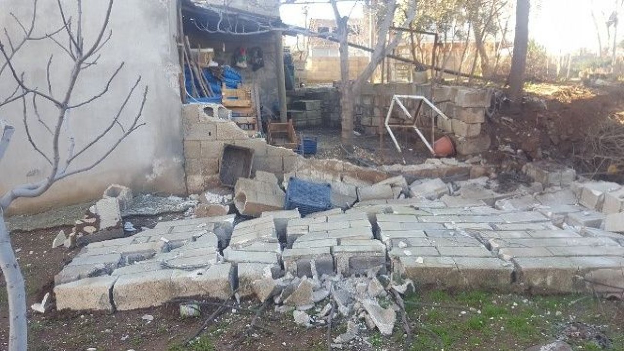 Şiddetli rüzgar bahçe duvarını yıktı