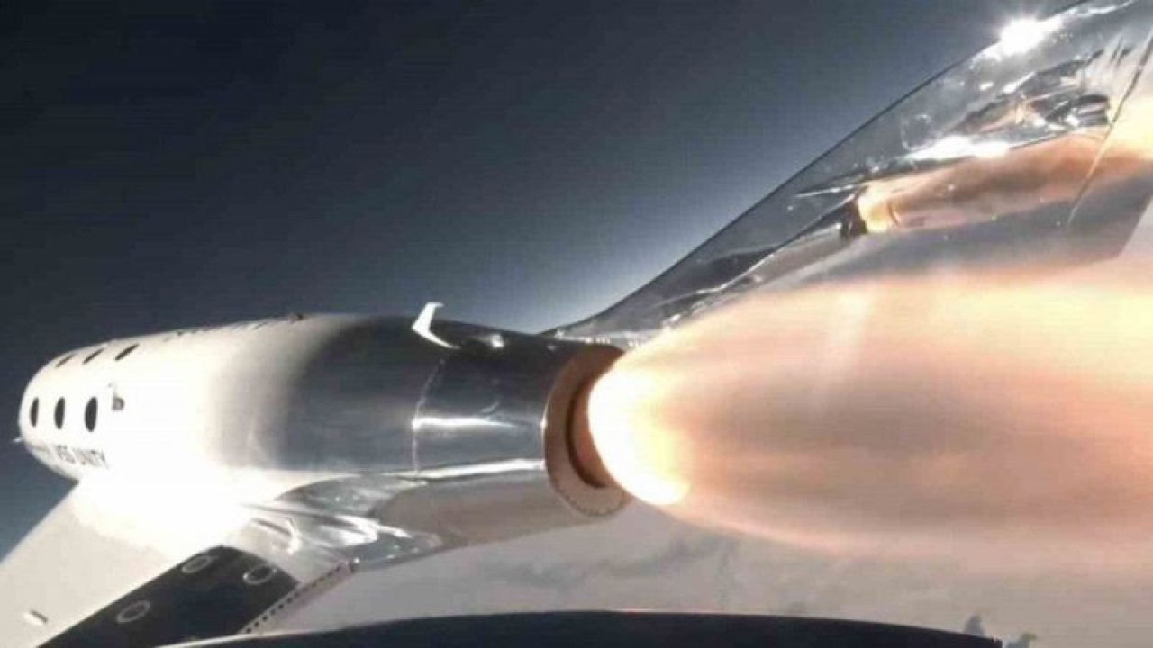 Virgin Galactic uzaya ilk kez turist taşıdı