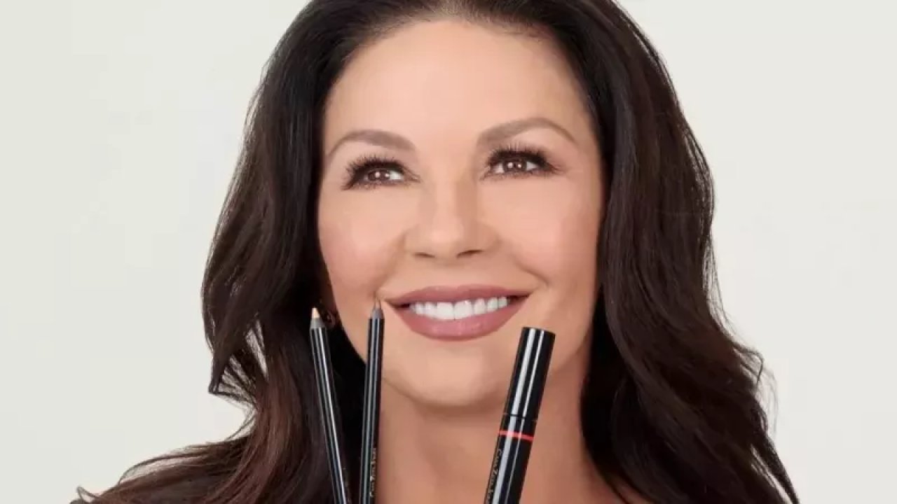 Ünlü oyuncu Catherine Zeta Jones açıkladı: Bembeyaz dişler için bunu yapıyormuş! Çilekle karıştırınca…