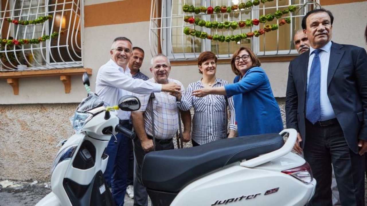 Başkan Şahin, motorları çalınan engelli çifte yenisini getirdi