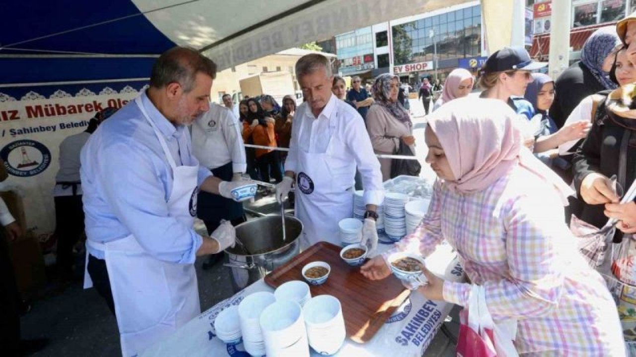 Milletvekili Çelikaslan ve Başkan Tahmazoğlu vatandaşlara aşure ikramında bulundu