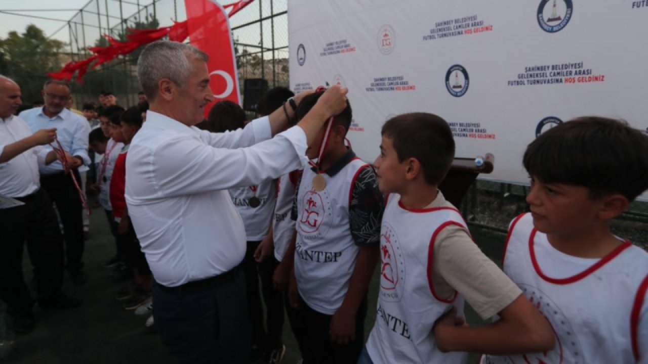 Şahinbey futbol turnuvasında deceye giren takımlar ödüllerini aldı