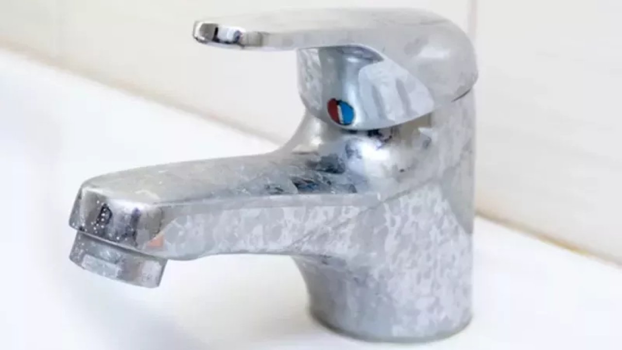 Ev tesisatındaki kurumuş kireç lekesi tek kullanımda pırıl pırıl olacak! İnatçı musluk lekesi için sadece bir kaşık…