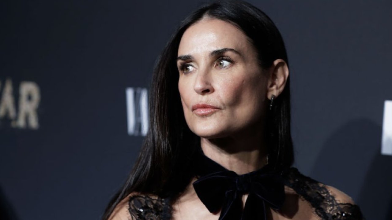 Demi Moore’un yeşil bikinili tekne görüntüleri yakıp kavurdu! “Zamana meydan okumuş”