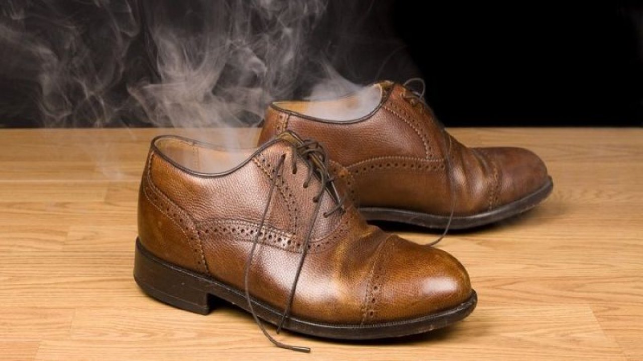 Ayakkabınız kokuyorsa bu taktiği uygulayın: Ayakkabı kokusunu şak diye kesiyor!