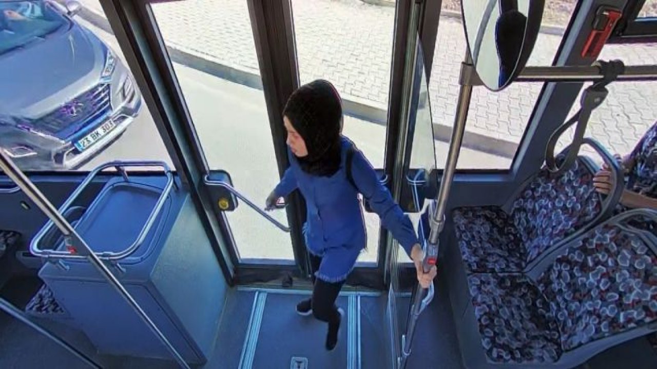 Elazığ’da cip ile şehir içi yolcu otobüsünün çarpışması sonucu biri ağır 3 kişinin yaralandığı kazanın görüntüleri ortaya çıktı