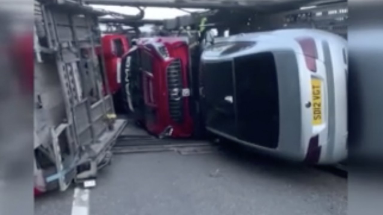 9 lüks otomobili taşıyan nakliye aracı devrildi