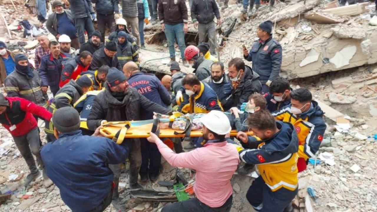 Gaziantep’te 110 araç ile bini aşkın acil sağlık personeli depremzedelerin ilk yardımına koştu