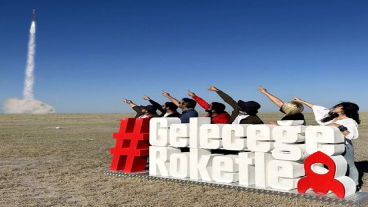 Gaziantep Üniversitesi öğrencileri ürettikleri roketle TEKNOFEST'te birinci oldu