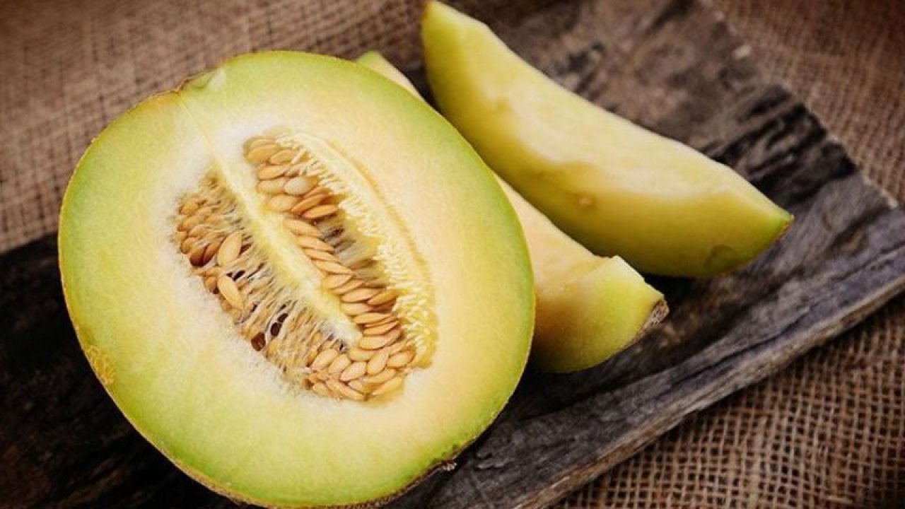 O meyvenin kabuğunu sakın çöpe atmayın! İbn-i Sina öneriyor: Sivilceleri iyileştiriyor, cildi onarıyor!
