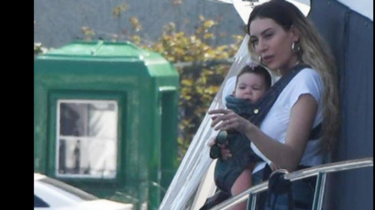 Sinem Kobal kızı Leyla ile pozundan sonra bu kez de aile boyu pozlarını paylaştı: “Mutlu aile tablosu”