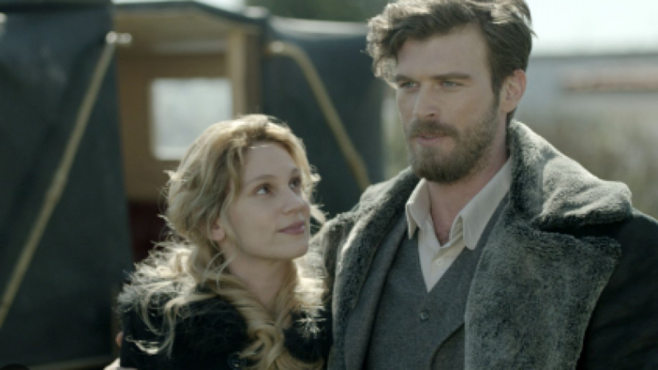 Düşük reyting gerekçesiyle yayından kaldırılmıştı: Farah Zeynep Abdullah ve Kıvanç Tatlıtuğ Venedik’ten ödüllerle döndü!