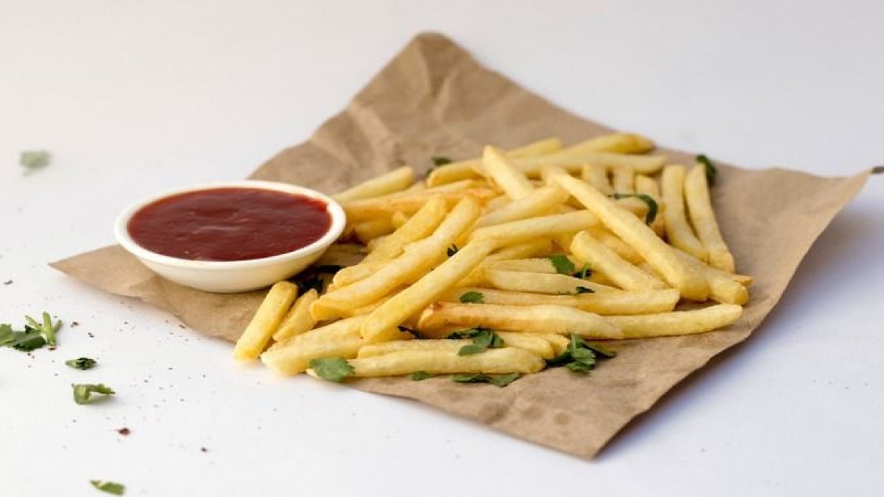 Patates kızartmasını lezzetlendiriyor.. 1 tatlı kaşığı kızartma yağına ekleyin