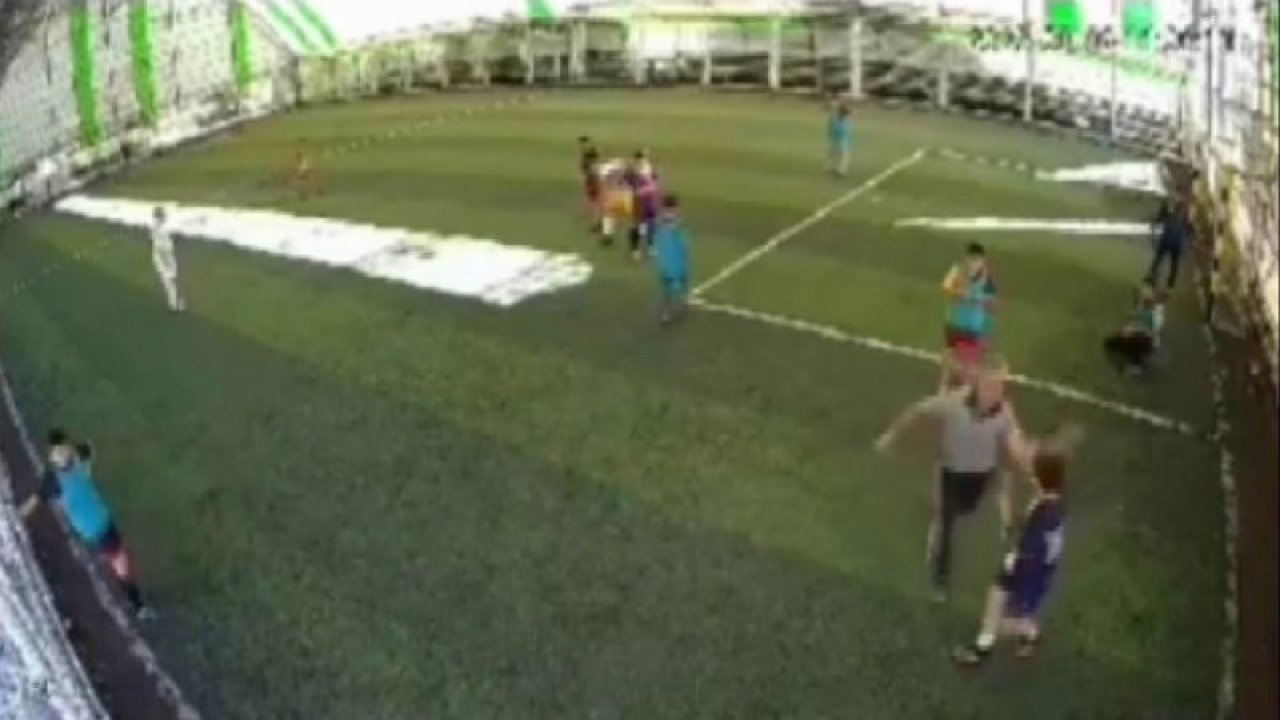 Futbolda şiddet! 12 yaşındaki çocuğu dövdü