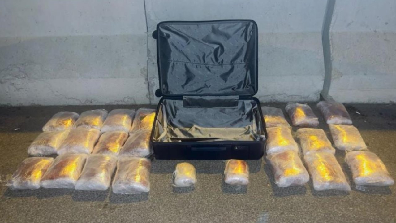 Tarsus-Adana-Gaziantep (TAG) Otoyolu’nda 20 kilo esrar ele geçirilirken 2 şüpheli tutuklandı.