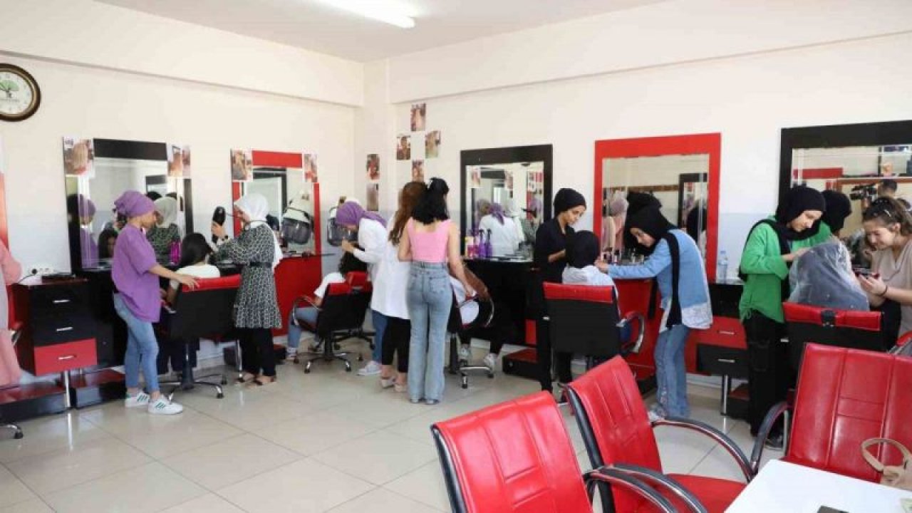 Şehitkamil Belediyesi'nin kuaförlük kursu yoğun ilgi görüyor